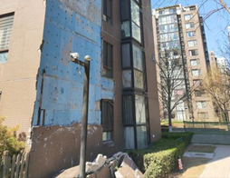 惊！大风掀起高端小区外墙 居民惊险逃生